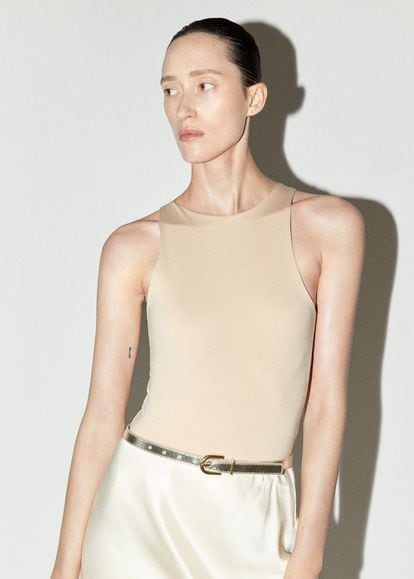 Si eres una incondicional del estilo minimalista, te gustará este cinturón fino dorado de Mango.

12,99€