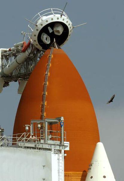 El <i>Discovery</i> permanece listo en la torre de lanzamiento a la espera de ser lanzado mañana.