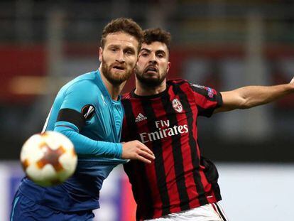 Mustafi y Cutrone disputan un balón en el Arsenal Milan del pasado mes de marzo