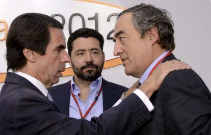El expresidente del Gobierno, Jos&eacute; Mar&iacute;a Aznar, saluda al presidente de la CEOE, Juan Rosell.
