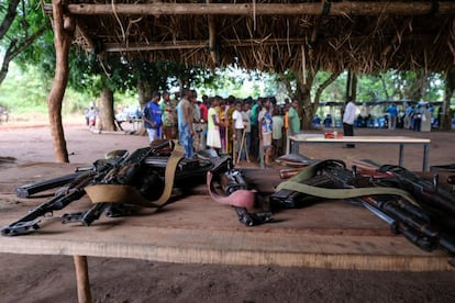 Durante la ceremonia de reintegración, los niños -de edades comprendidas entre los 11 y 17 años- entregaron sus armas y uniformes. Unicef estima que aún hay 19.000 menores soldados en Sudán del Sur. Después de la liberación, estos reciben formación profesional, ya que ser capaces de mantenerse económicamente puede ser un factor clave para que no vuelvan a asociarse con grupos armados.
