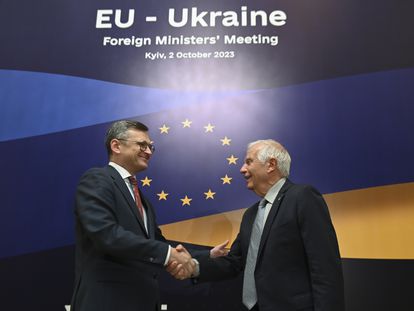 El ministro de Exteriores ucranio, Dmitro Kuleba (izquierda) saludaba este lunes en Kiev al alto representante para la Política Exterior de la UE, Josep Borrell.