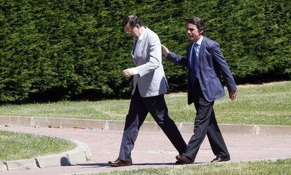 Aznar recibe a Rajoy en la clausura del campus de verano de FAES.