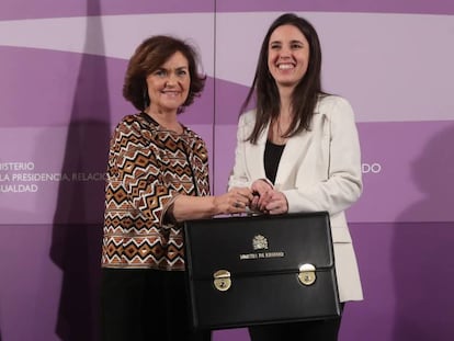 La vicepresidenta primera del Gobierno, Carmen Calvo, hace entrega a la ministra Irene Montero la cartera de Igualdad en enero de 2020.