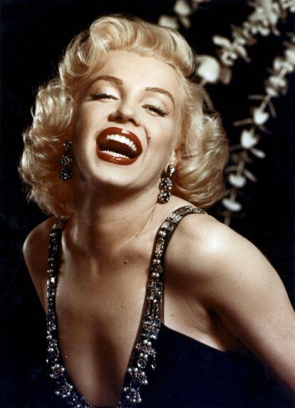 Marilyn Monroe, junto con Jayne Mansfield, es el epítome de rubia platino con labios rojo vibrante.