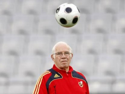 Luis Aragonés, durante un entrenamiento con España