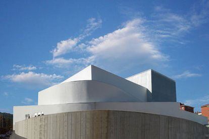 Fachada norte del teatro Núria Espert, en Sant Andreu de la Barca.