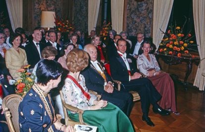 The King and Queen of Spain at a reception with Walter Scheel, President of Germany, at Gymnich Castle in 1977.