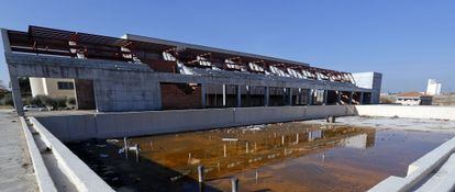 Graderío y piscina olímpica del polideportivo sin terminar de Navalcarnero.