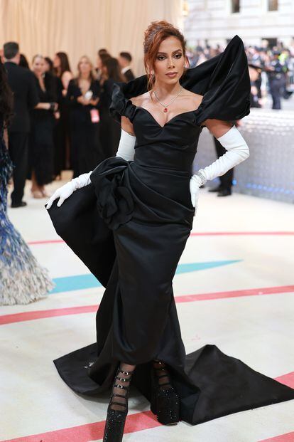 La cantante Anitta, con un vestido negro con volumen y plataformas, ambos de Marc Jacobs.