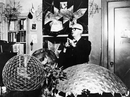 Buckminster Fuller (1895-1983), fotografiado en su despacho de la Universidad de Illinois en 1967.