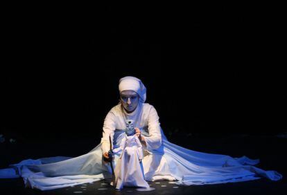 Zahra Sabri, durante la representación de su montaje The Earth and the Universe.