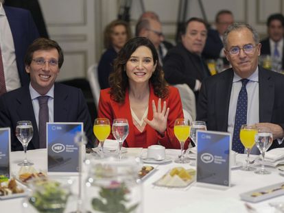 El alcalde de Madrid, José Luis Martínez-Almeida, la presidenta de Madrid, Isabel Díaz Ayuso, y el exconsejero de Educación y presidente de la Asamblea, Enrique Ossorio, en un desayuno informativo.