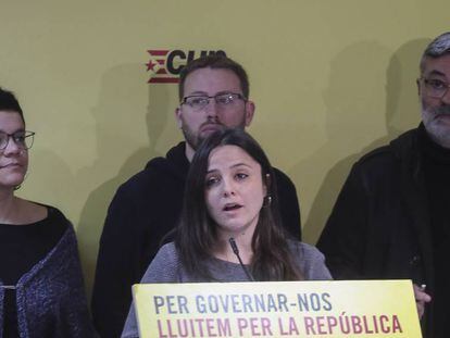 Los cuatro diputados electos por la CUP, Maria Sirvent, Vidal Aragonés, Natàlia Sánchez y Carles Riera, en una rueda de prensa.