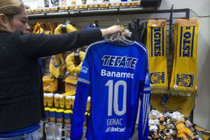 Una mujer muestra la camiseta de Gignac, la más vendida de Tigres.