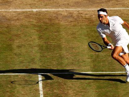 Federer persigue la bola durante el partido contra Berdych.