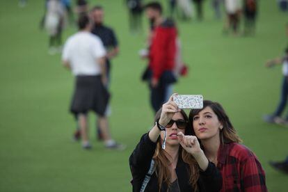 Dos jóvenes se hacen un selfie, autorretrato con el teléfono móvil.