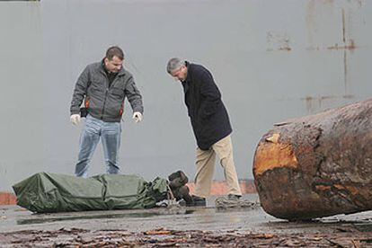 El cadáver del segundo inmigrante, ayer, en Pasaia, junto a uno de los troncos de la carga.