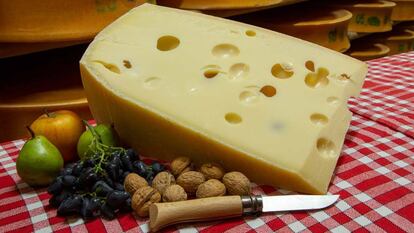 Los agujeros le dan al queso emmental su imagen característica.
