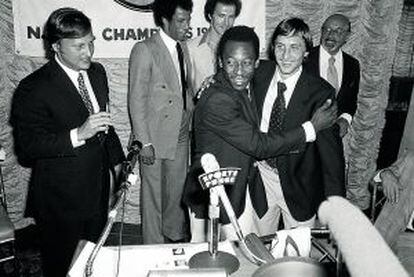 Pelé da la bienvendia en 1978 a Johan Cruyff, quien abandonó su retiro para fichar gratis por el equipo neoyorquino.