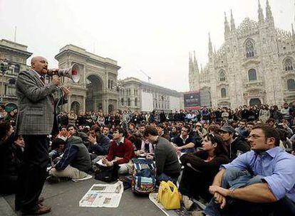 Un profesor universitario se dirige a los estudiantes que se manifiestan en la plaza del Duomo, en Milán.