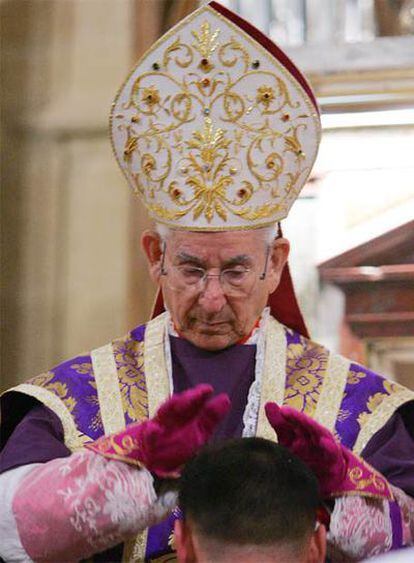 El cardenal Darío Castrillón, presidente de la comisión Ecclesia Dei, consagra a un sacerdote por el rito tradicional en una iglesia de Burdeos, el 22 de septiembre de 2007.