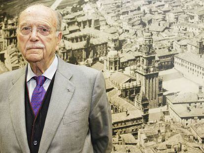 El expresidente de la Xunta de Galicia, Gerardo Fernández Albor, en su despacho, frente a una imagen antigua de Santiago de Compostela.