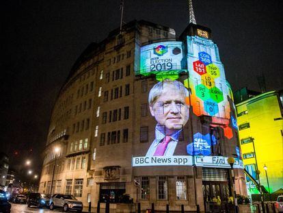 Encuesta electoral de las elecciones inglesas proyectada en un edificio de la BBC. 