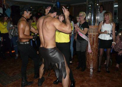 Mujeres bailando con 'strippers' en una fiesta 'solo para ellas' en Güímar, Tenerife.