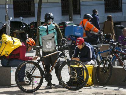 Trabajadores de Deliveroo y Glovo en la plaza de Alonso Martínez en Madrid.