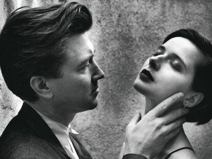 El productor de cine David Lynch junto a la actriz Isabella Rossellini.