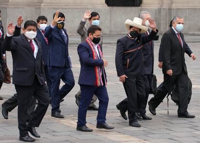 Pedro Castillo, con sombrero, junto al ministro de Economía (a la izquierda de Castillo) y el primer ministro, Guido Bellido, a su derecha, en los alrededores del Congreso, este jueves en Lima.