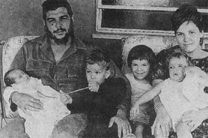 Foto de familia del Che, en marzo de 1965, en Cuba (Oficina de Asuntos Históricos del Consejo de Estado cubano). Reproducción del libro <i>Che, una vida revolucionaria.</i>