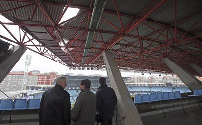 El teniente de alcalde de Vigo, Carlos Font (c), durante su visita al estadio municipal de Balaídos tras el temporal en febrero