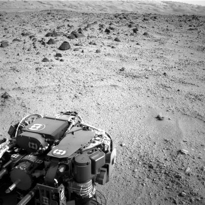 El robot durante su caminar por las laderas del monte de Sharp. El destino principal de la misión se encuentra a unos 8 kilómetros al suroeste.