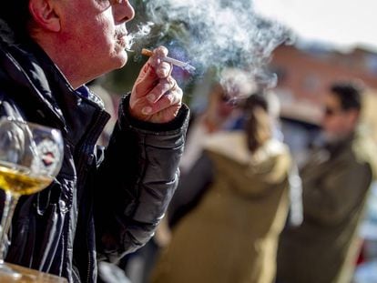 Un hombre fuma un cigarrillo en una terraza de Madrid.