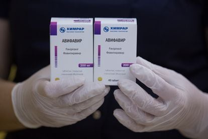 Un empleado muestra paquetes con el antiviral Avifavir.