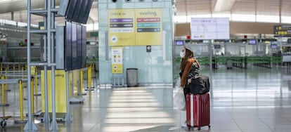 Una pasajera en el aeropuerto de Barcelona, el pasado mes de abril.