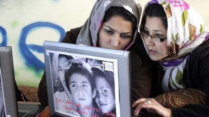 Mujeres en el Sahar Gul, el primer caf&eacute; Internet para ellas en Kabul