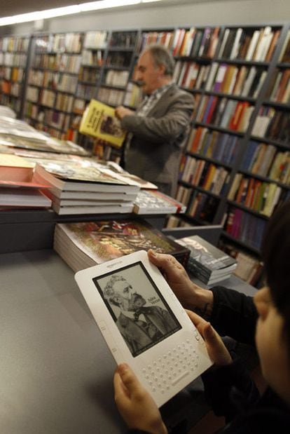 Libro electrónico en una librería tradicional.