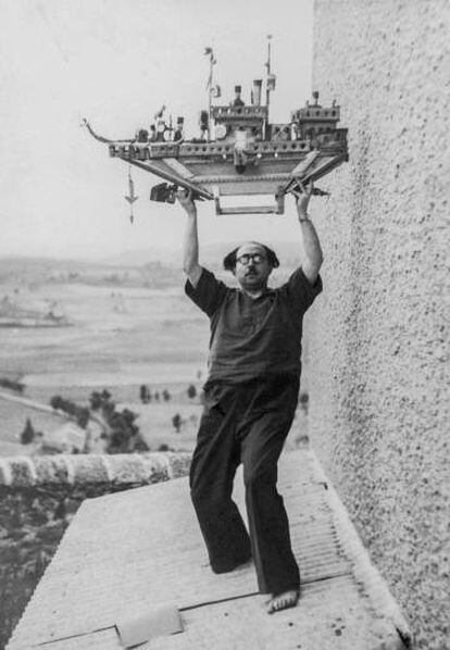 Tosquelles en el tejado del hospital de Saint-Alban, sujetando un barco hecho por el artista naíf Auguste Forestier, en 1947.