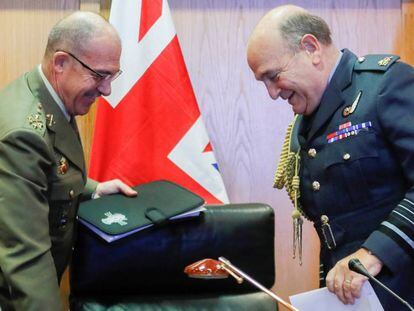 El jefe de Estado Mayor de la Defensa, el general Fernando Alejandre, a la izquierda, y su hom&oacute;logo brit&aacute;nico, Stuart Peach. 