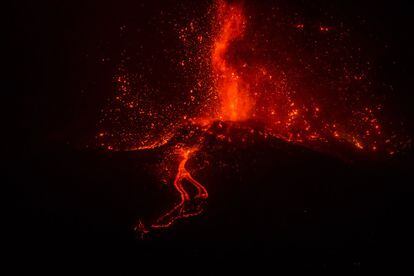 Un momento de la erupción volcánica en la Cumbre Vieja, en la madrugada del miércoles.