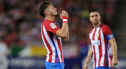 Saúl se lamenta en el partido contra el Málaga.