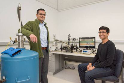 El profesor Ali Javey y el graduado Sujay Desai en el Berkeley Lab junto a sus instrumentos para el an&aacute;lisis de los transistores de 1 nm. 