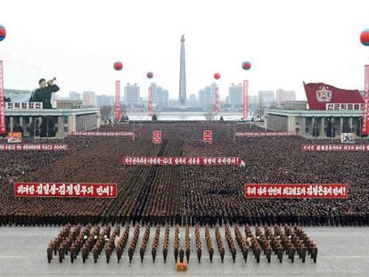 Fotografía difundida por la agencia oficial de noticias de Corea del Norte de un desfile en Pyongyang para celebrar el lanzamiento, el 7 de febrero, de un cohete de largo alcance.