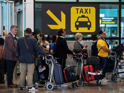 Turistas en las llegadas de la Terminal 1 del Aeropuerto Josep Tarradellas El Prat de Barcelona.