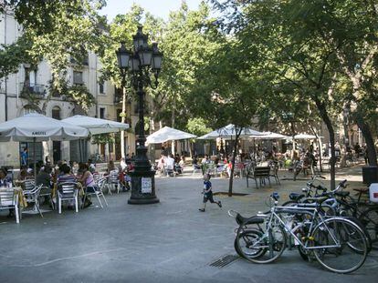 Varias terrazas de bares y restaurantes de la Plaza d'Osca del barrio de Sants, en Barcelona.