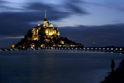 Una persona espera a que se produzca la &#039;marea del siglo&#039; frente al Monte Saint-Michel.