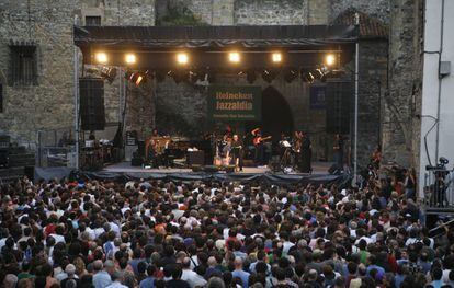 Elvis Costello en su concierto de 2010 en la donostiarra Plaza de la Trinidad.